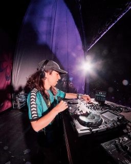 Des del Maresme tropical @djtrapella i la seva mescla d’èxits actuals i alternatius, no deixa mai de sorprendre. Que segueixi #canetrock025 !