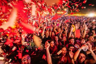 Estem treballant en el cartell de l’any que ve, perquè CanetRock 026 torni a ser una edició memorable! 🌸
Te’l perdràs? 😏