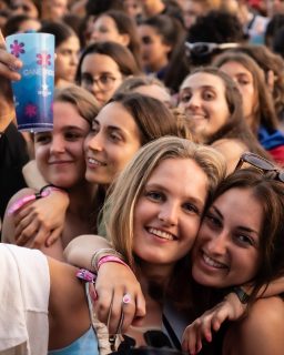 Brindar, cantar i deixar-nos portar pel moment: el nostre somni d'una nit d'estiu