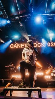 L’escenari de #canetrock026 brillant amb l’actuació de @buhosoficial donant-ho tot, com si aquesta nit se’ns acabés el món!